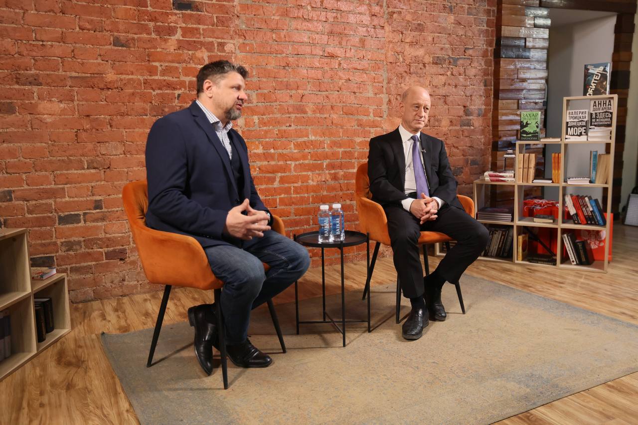 Віце-спікер Держдуми Алєксандр Бабаков (справа) та пропагандист Олег Морянін на зустрічі з іноземними “журналістами” після їхньої поїздки на ТОТ України в “Бункере на Лубянке”. 2025. Фото: mm-g.ru