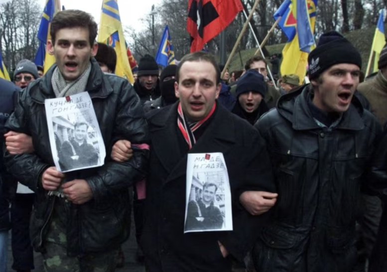 Акція “Україна без Кучми” з вимогою відставки президента Кучми і розслідування справи убитого журналіста Георгія Гонгадзе. грудень 2000 року. Фото: Радіо Свобода  
