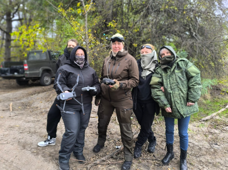 Юлія Губанова (в центрі) після керівництва фірмою-прокладкою “Севастопольстройпроект” очолювала два “міністерства” на ТОТ Запорізької області, а потім стала медіqною керівницею підрозділу “Ночные ведьмы” батальйону “БАРС-САРМАТ” Дмітрія Рогозіна. Фото: соцмережі 
