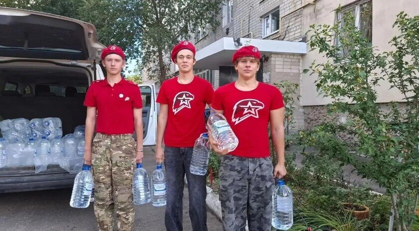 Молодь – учасників «Юнармії» використовують для піару під час водяної кризи у Бердянську. Фото: окупаційні медіа 