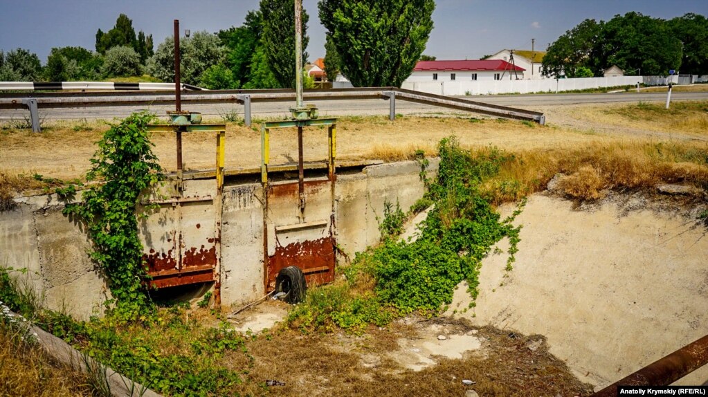 Сухі відвідні труби рисового каналу в районі села Ішунь, окупований Крим. Фото: Anatoliy Krymskiy (RFE/RL) 