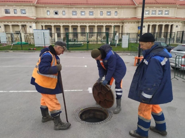Робітники ГУПС «Водоканал» перевіряють каналізаційний колодязь у Херсонесі. Фото: https://t.me/sevastopolofficial